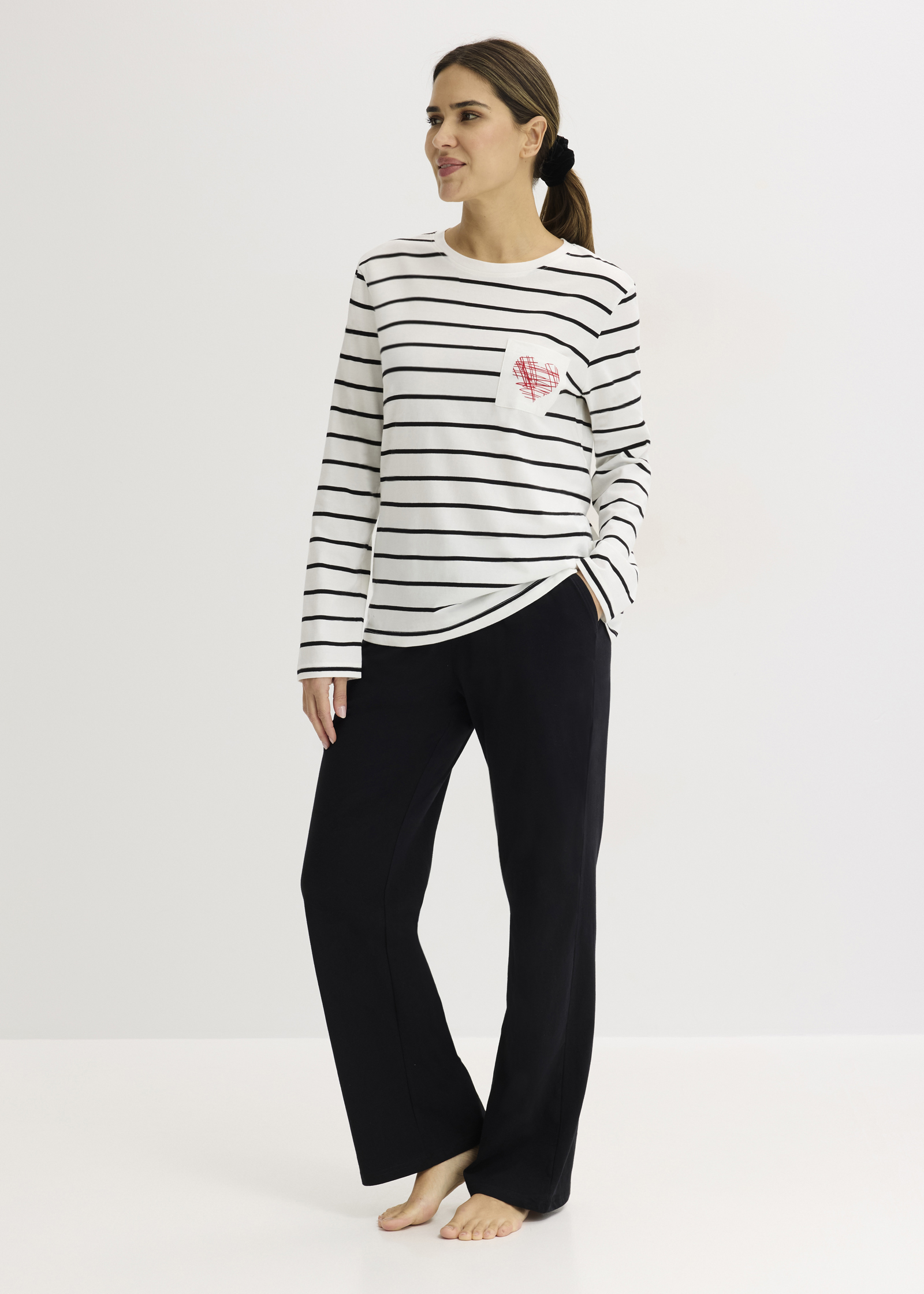 Pyjama aus reiner Baumwolle: Gestreiftes Langarmshirt kombiniert mit weiten dunklen Hosen 