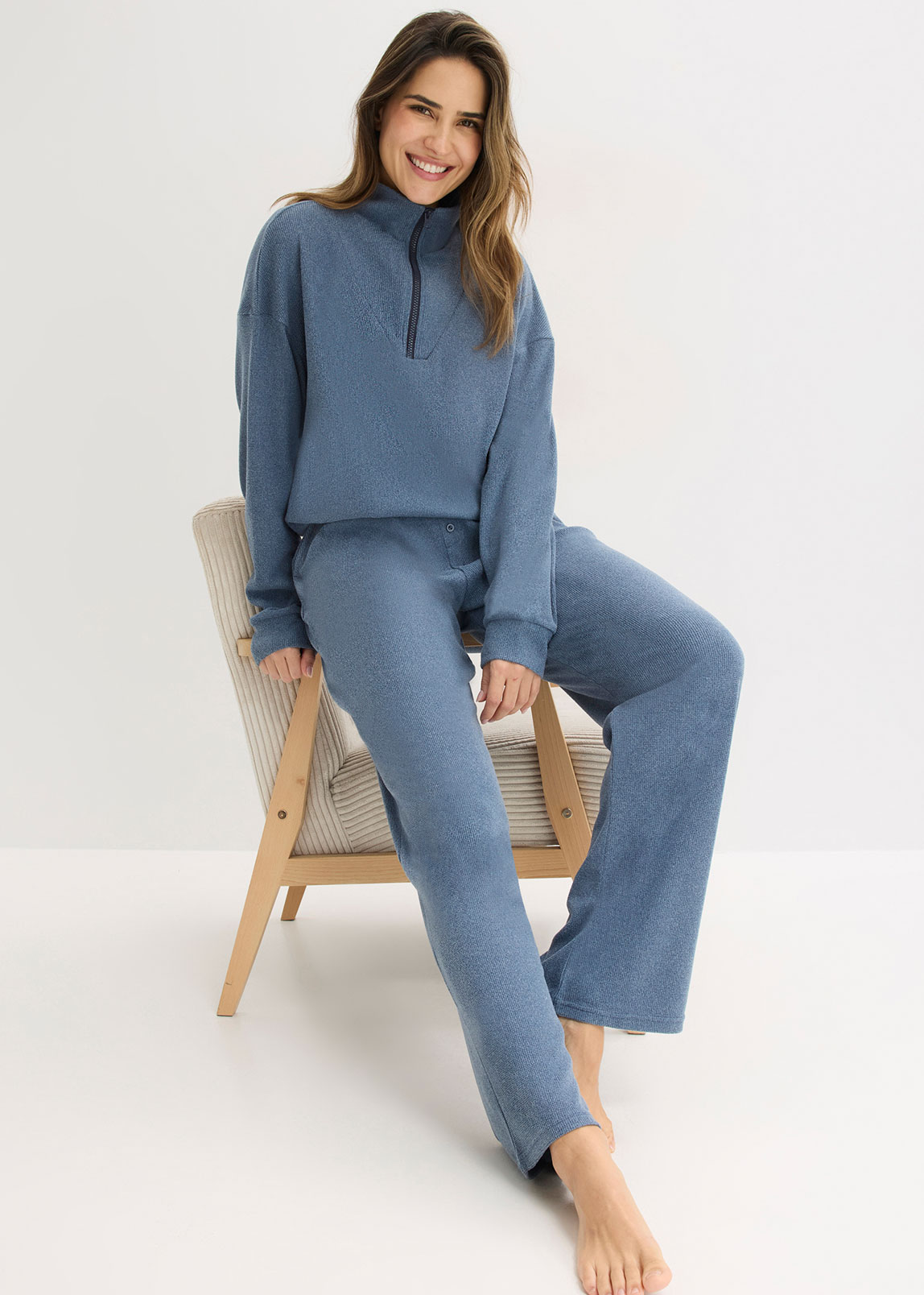 Gemütlicher dunkelblauer Hausanzug.