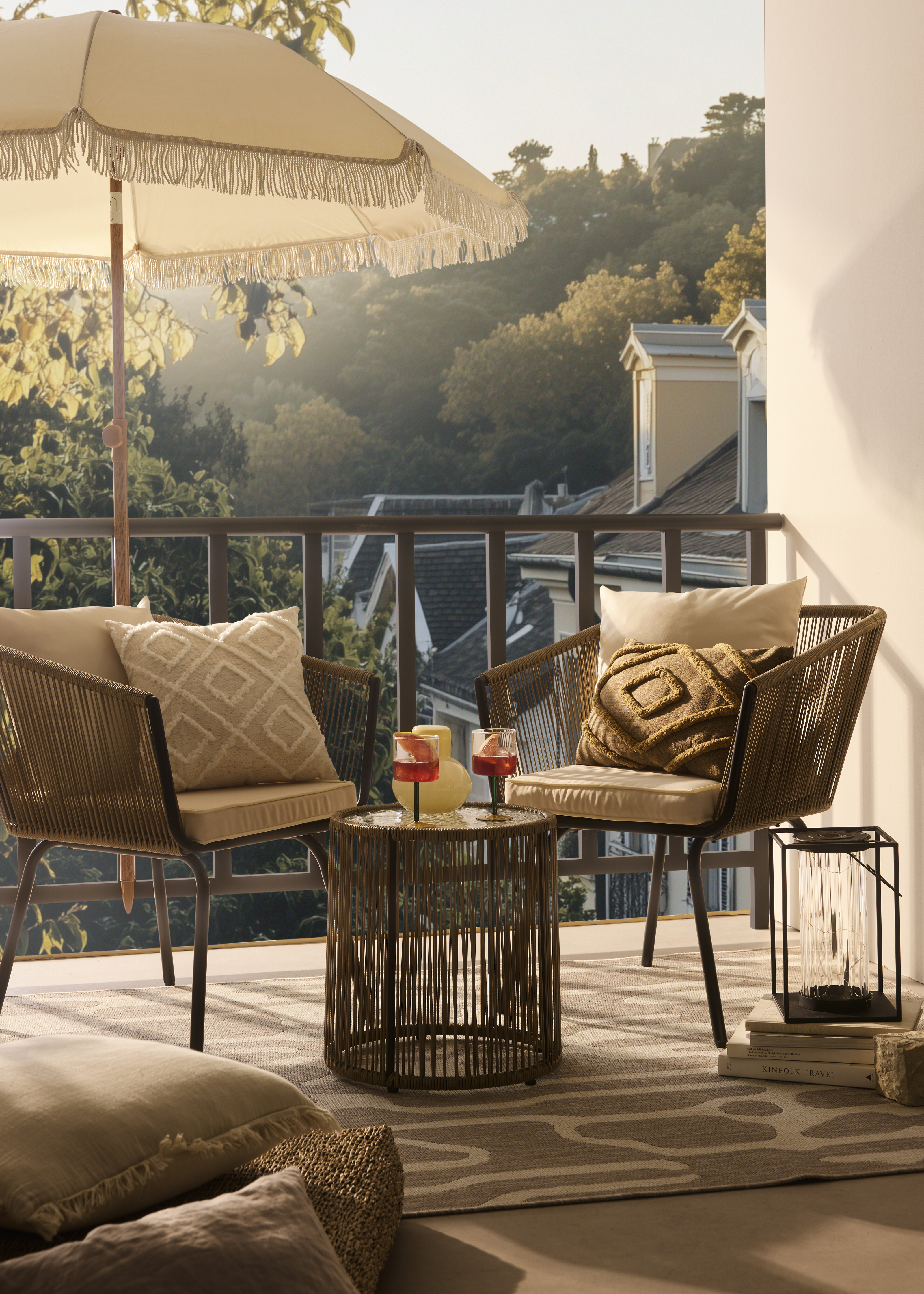 Gemütliche Rattanstühle mit weichen Kissen laden zum Entspannen ein. 